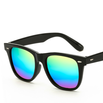 2019 lunettes de soleil bon marché en plastique coloré